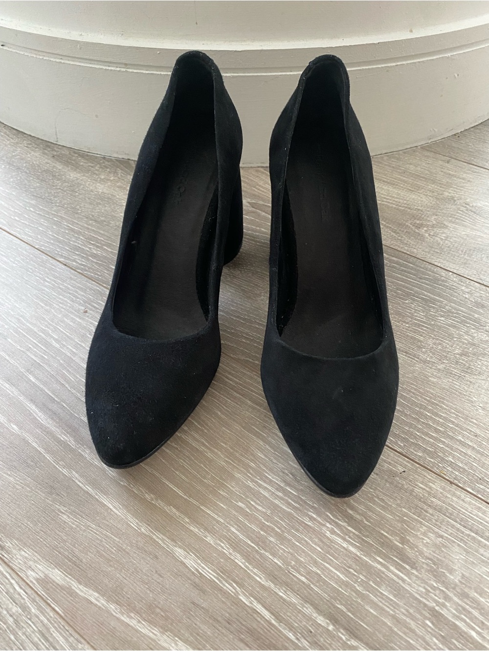 Frank and Oak suede pumps